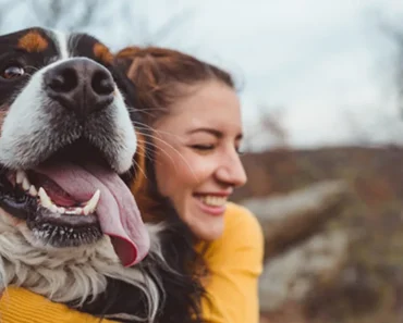 Es ist erwiesen: Hunde hören auf Frauen besser als auf Männer! (und hier ist der Grund dafür)